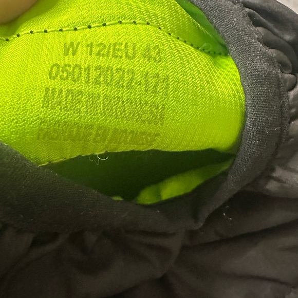 OOFOS women’s size 12 winter boots. - Picture 6 of 6